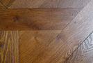 The  aged finishing shows better the light a stupidly sanded parquet