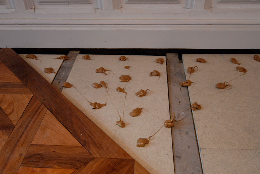 Pose coll�e par plots, ce qui permet de g�rer les irr�gularit�s de surface.