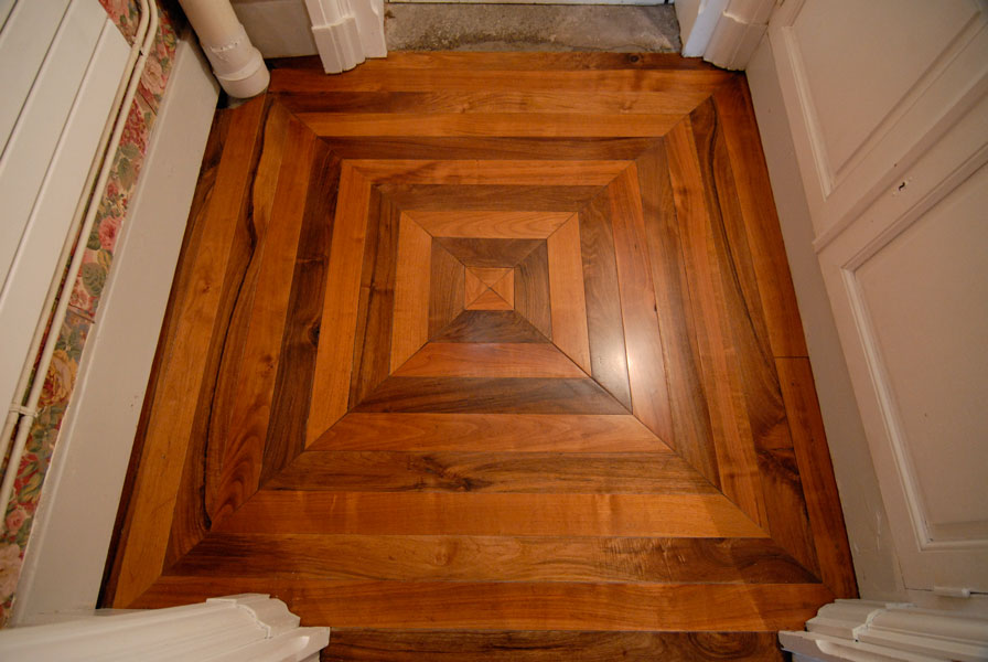 Parquet en bois fruitier : Noyer de France et Merisier de Pays.