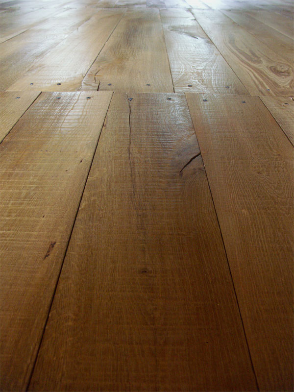 Les planches de ce parquet m�di�val sont � rives non parall�les