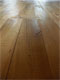 Les planches de ce parquet m�di�val sont � rives non parall�les