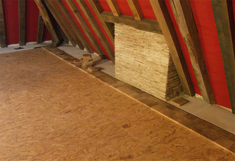 Les pav�s sont tablet�s le long du mur