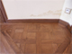 Les panneaux passent sous les plinthes aras�es