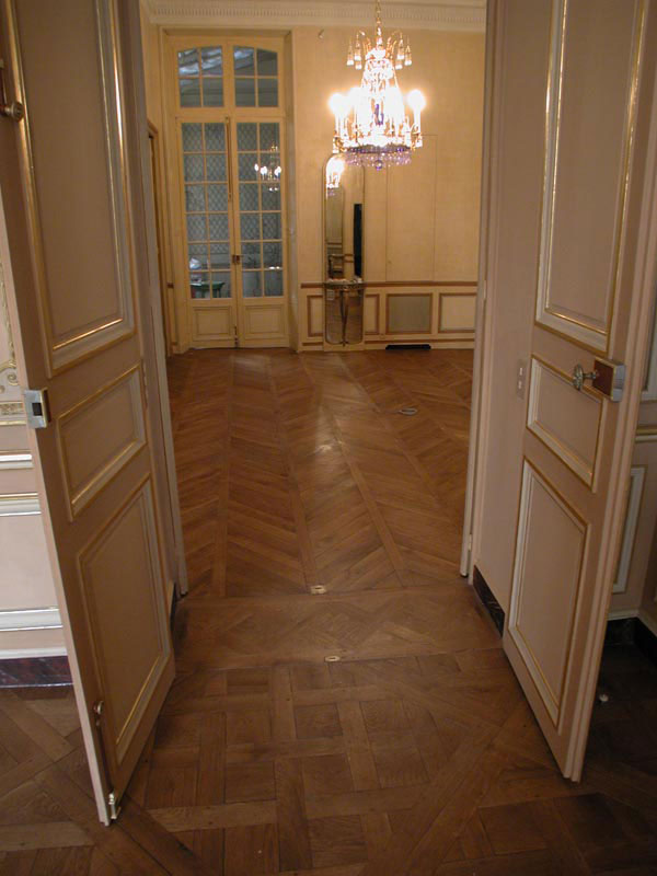 passage de porte entre panneau Versailles et parquet Foug�res