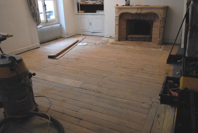 A noter : les plinthes existantes sont laiss�es en place et aras�es en partie basse pour permettre le passage des lames de parquet.