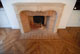 Parquet Chevron ch�ne en finition patin�e vieillie. On voit nettement que les lames de parquet passent sous les plinthes rest�es en place.