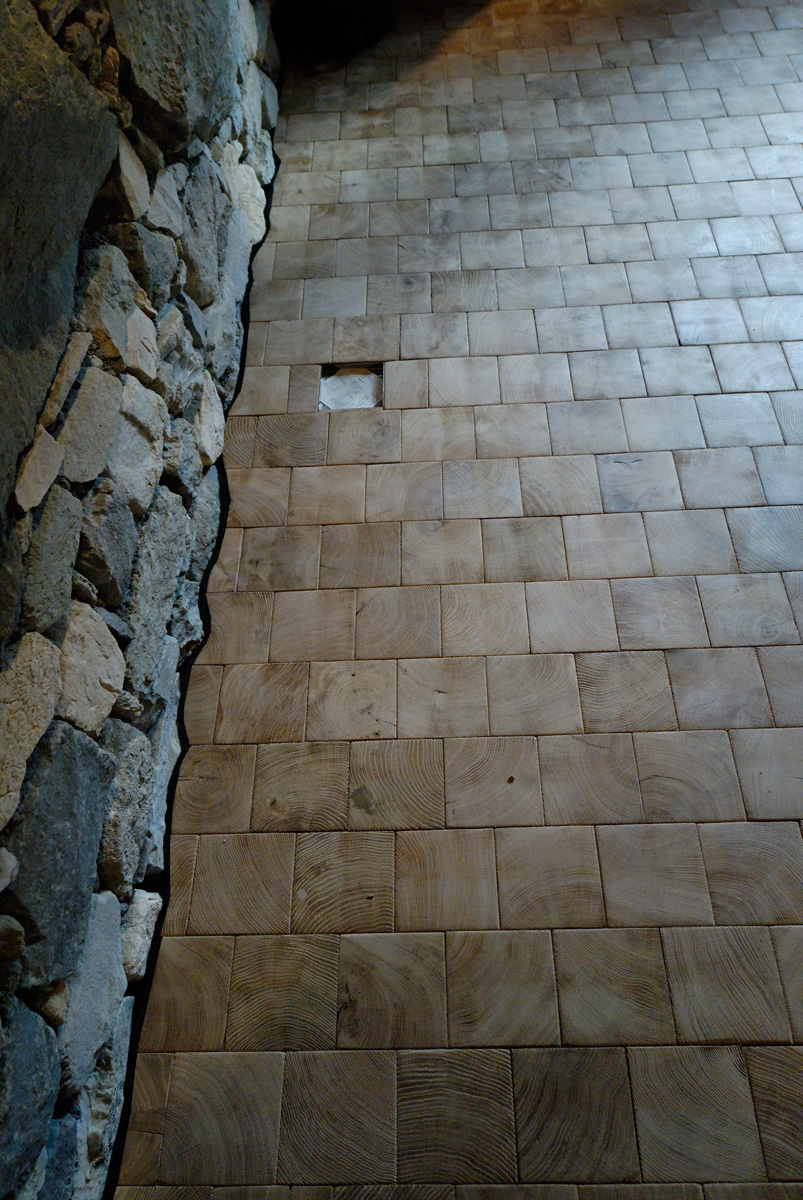 The oak pavers are cut according to the shape of the stones