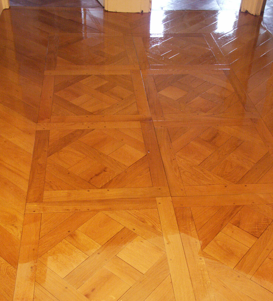 Finishing varnished underway for this parquet Old Versailles