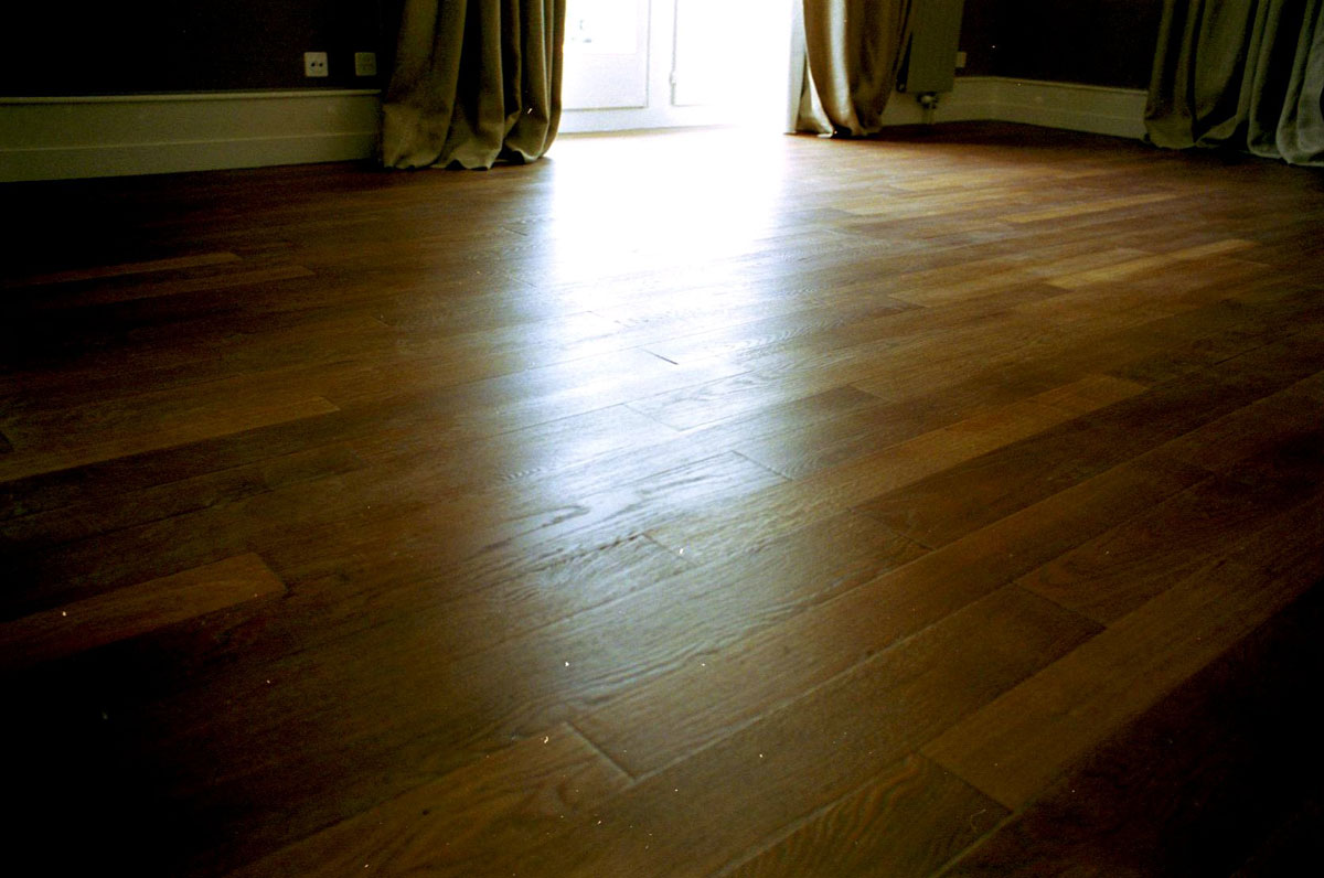 des lames de parquet de diffÃ©rentes largeurs, brossÃ©es