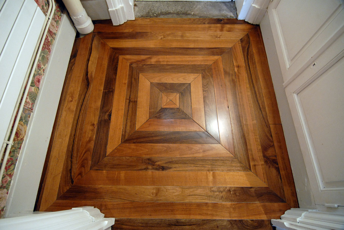 Parquet en bois fruitier : Noyer de France et Merisier de Pays.