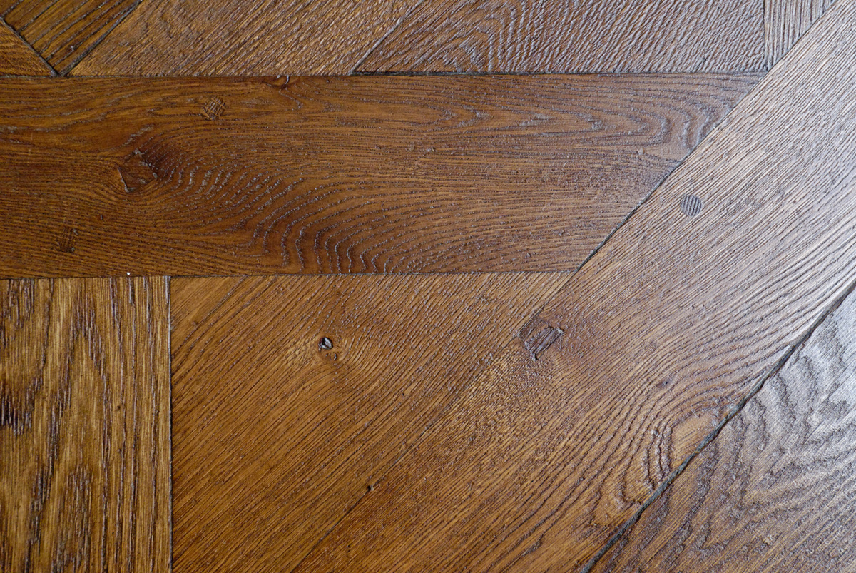 L'état de surface vieilli accroche bien mieux la lumière qu'un parquet bêtement poncé