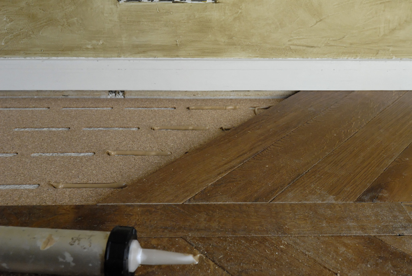 Le parquet passe ainsi sous la plinthe restÃ©e en place