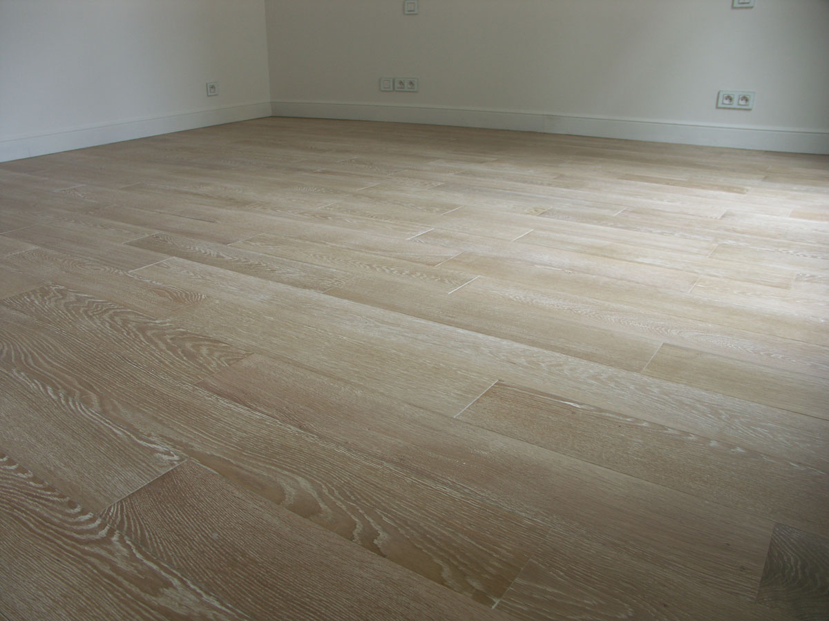 Parquet lames larges avec une belle finition cÃ©rusÃ©e