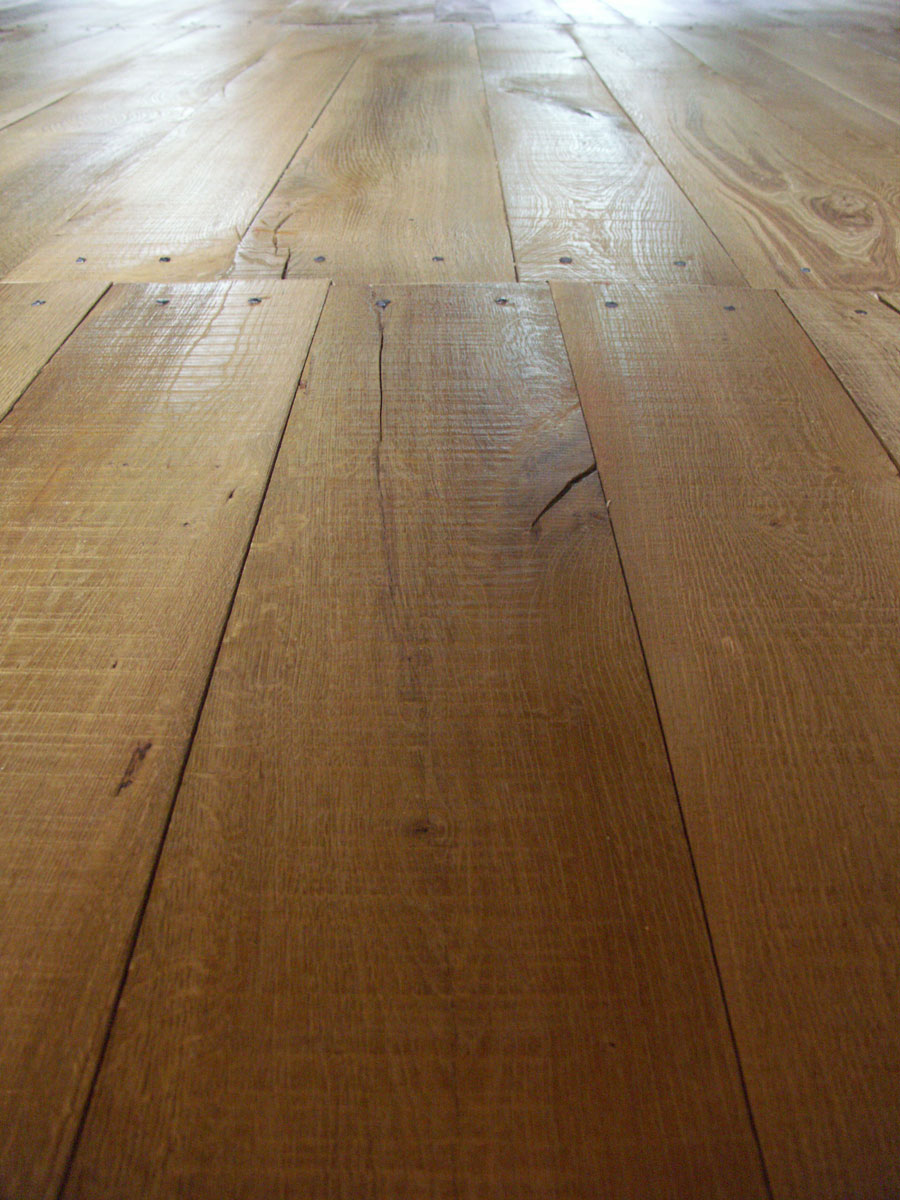 Les planches de ce parquet mÃ©diÃ©val sont Ã  rives non parallÃ¨les