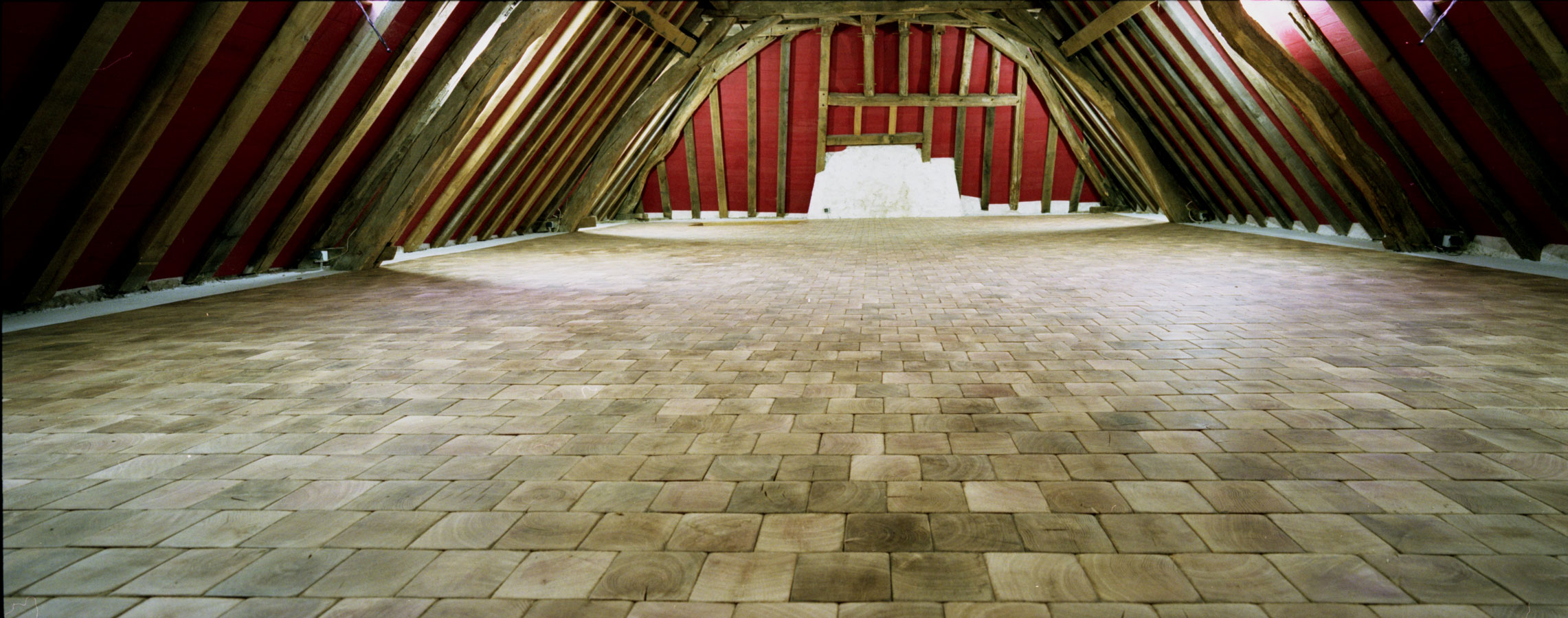 Grande surface pavÃ©e en bois debout