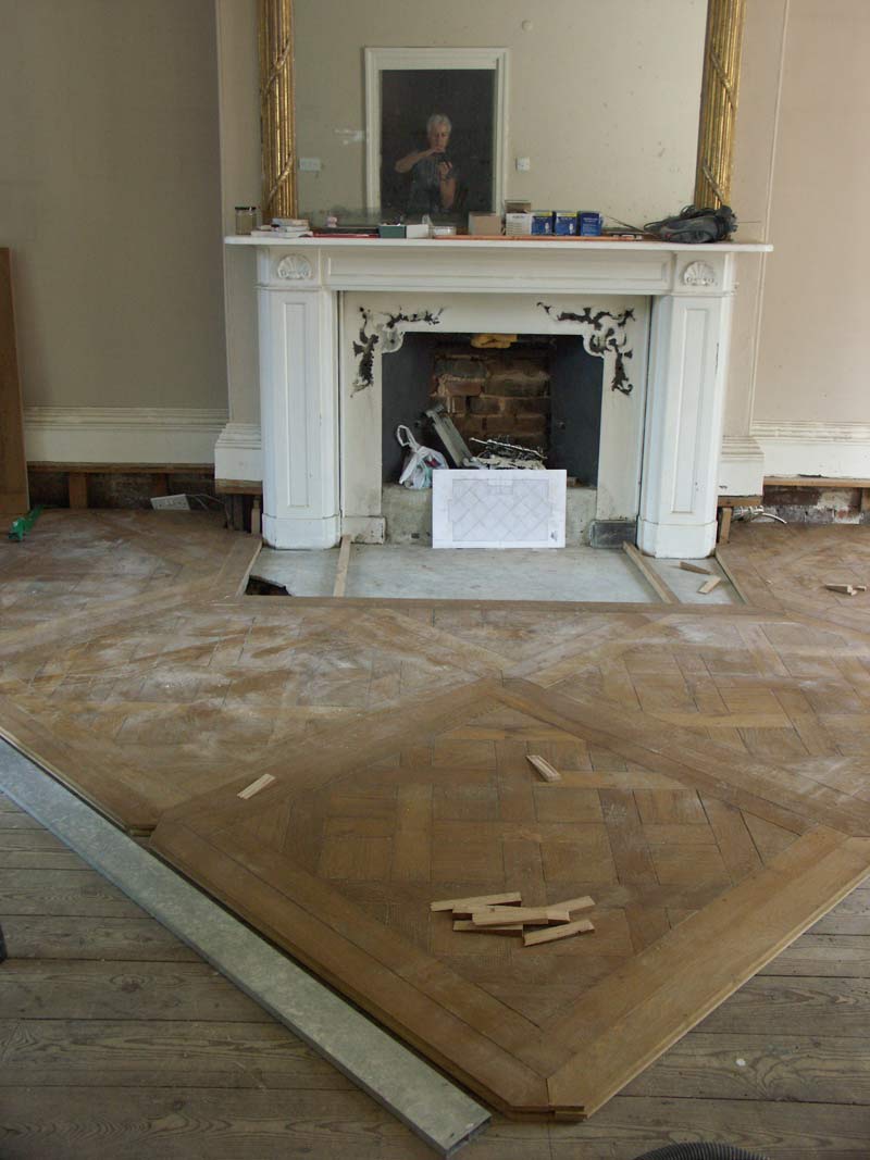 bien vérifier l'alignement des panneaux de parquet Versailles pendant la pose