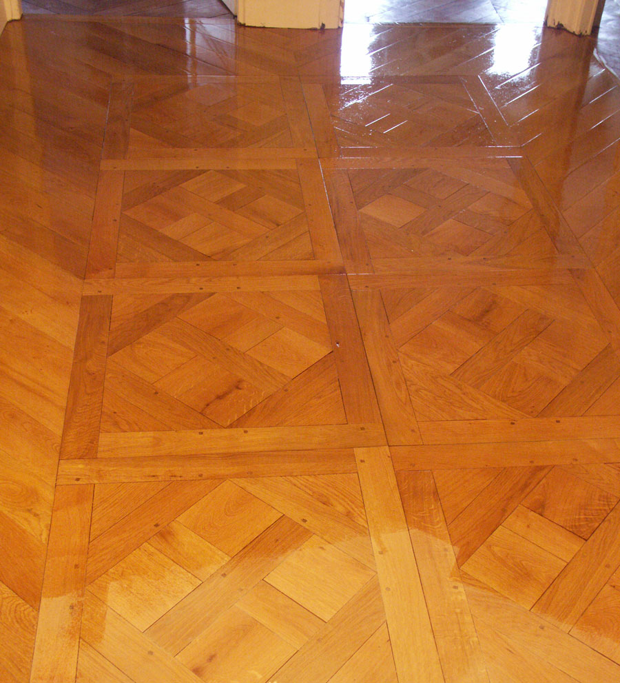 Finition vernie pour ce Parquet Vieux Versailles