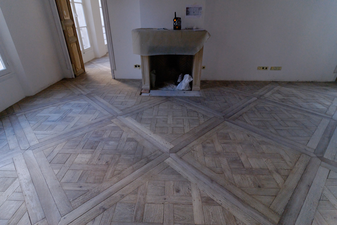 Le parquet gris lessivÃ© a Ã©tÃ©  traitÃ© pour faire ressortir subtilement le chÃªne