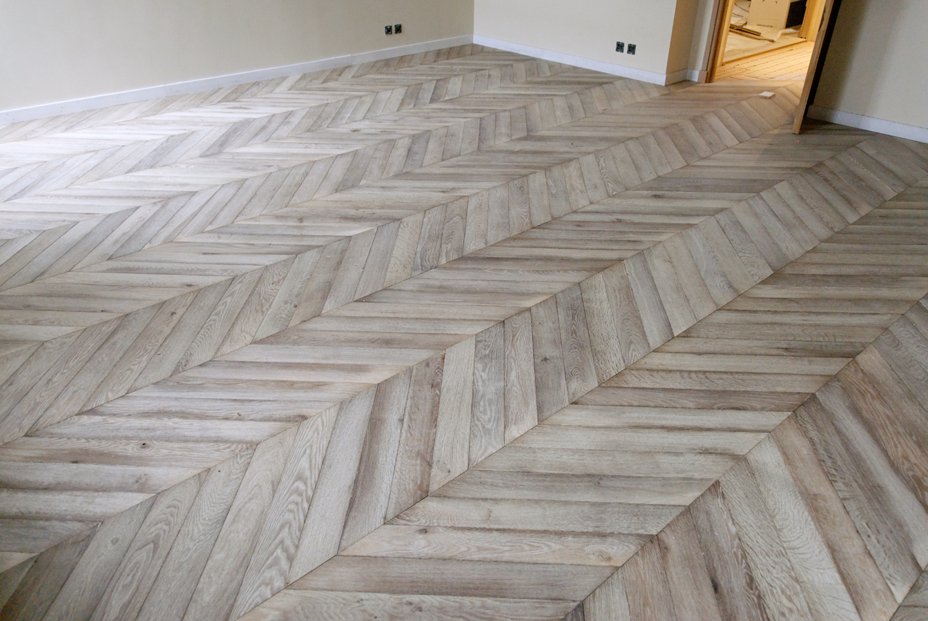 La finition du parquet gris a été réalisée en atelier avant la pose